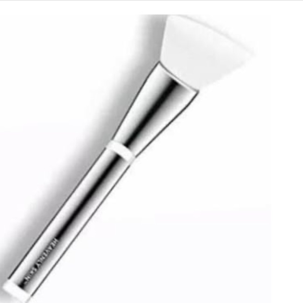 IT Heavenly Skin smoothing complexion brush No. 704